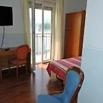 Отель Capri Леза